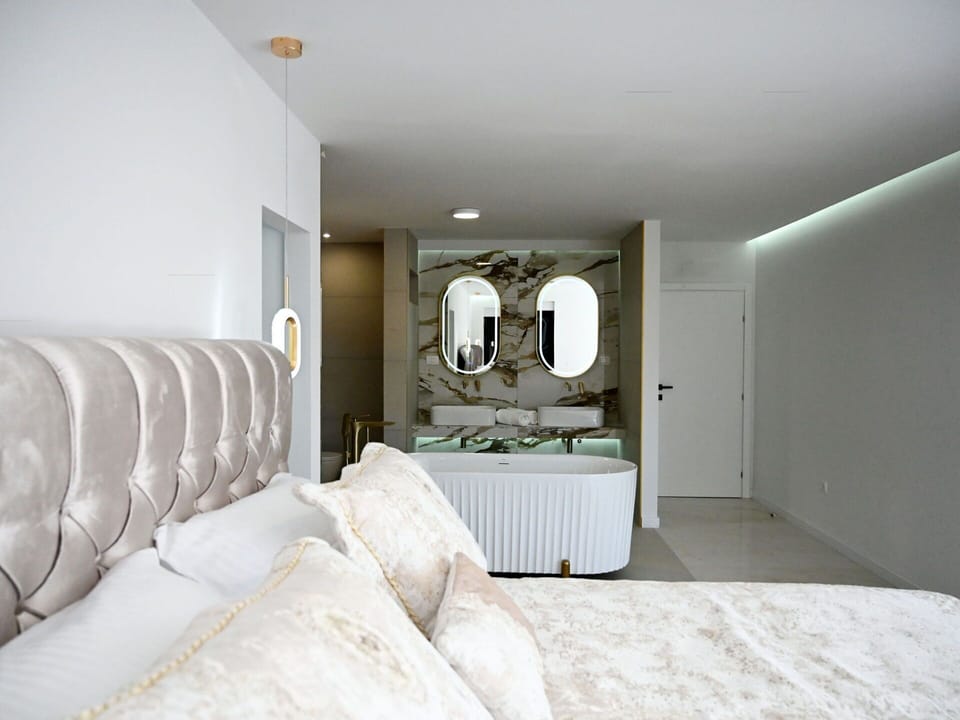 Building, Furniture, Comfort, Wood, Mirror, Interior Design, Bed Frame, Lamp, Door