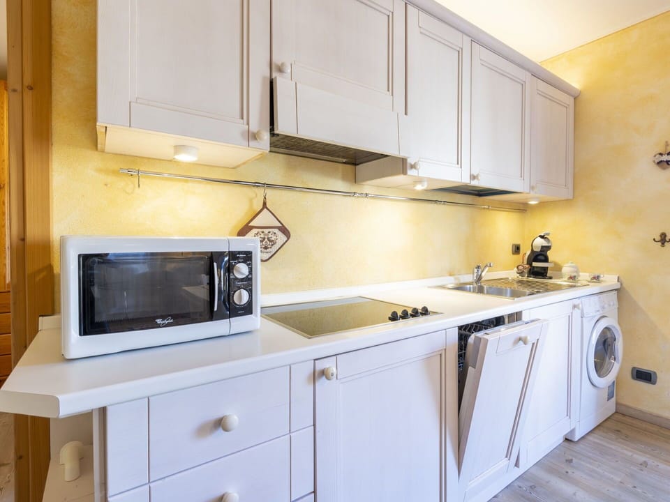 Kitchen, Kitchen Appliance, Major Appliance, Countertop, Interior Design, Wood, Home Appliance, Cabinetry, Flooring, Kitchen Stove