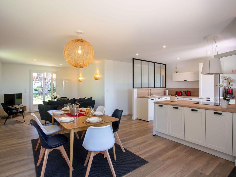 Furniture, Cabinetry, Table, Building, Chair, Wood, Interior Design, Countertop, Flooring, Floor