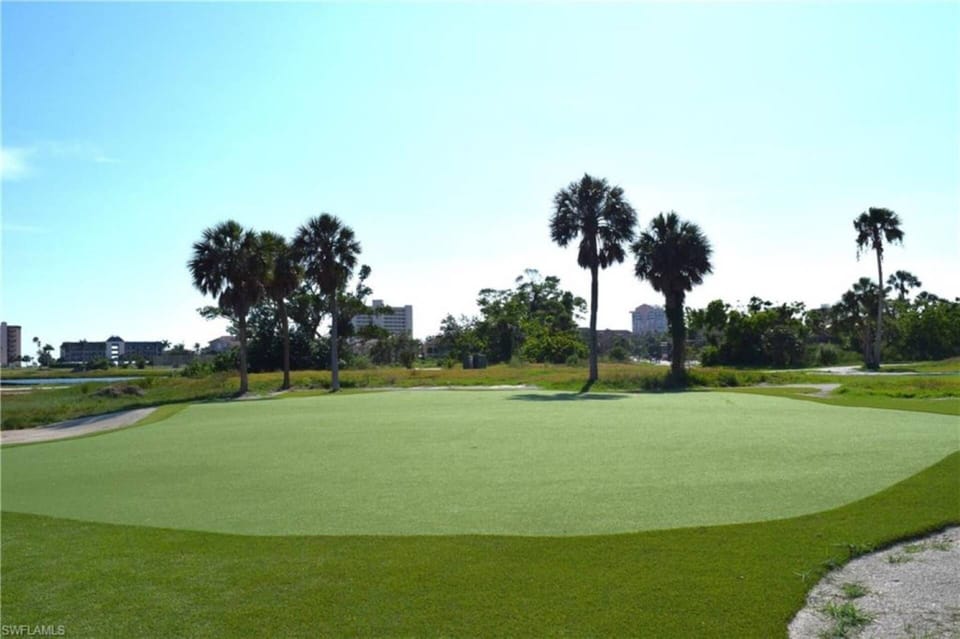 As a guest of Casa Marina, you'll have access to Bay Beach Commons, where you'll find tennis, pickleball, bocce ball, putting greens and driving cage.