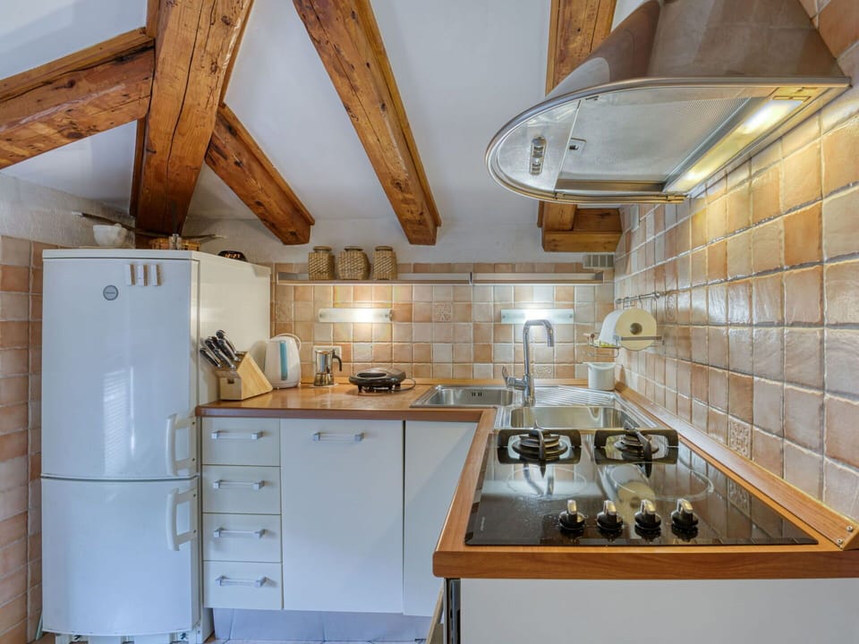 Cabinetry, Property, Countertop, Building, Tableware, Kitchen Appliance, Kitchen, Wood, Interior Design, House