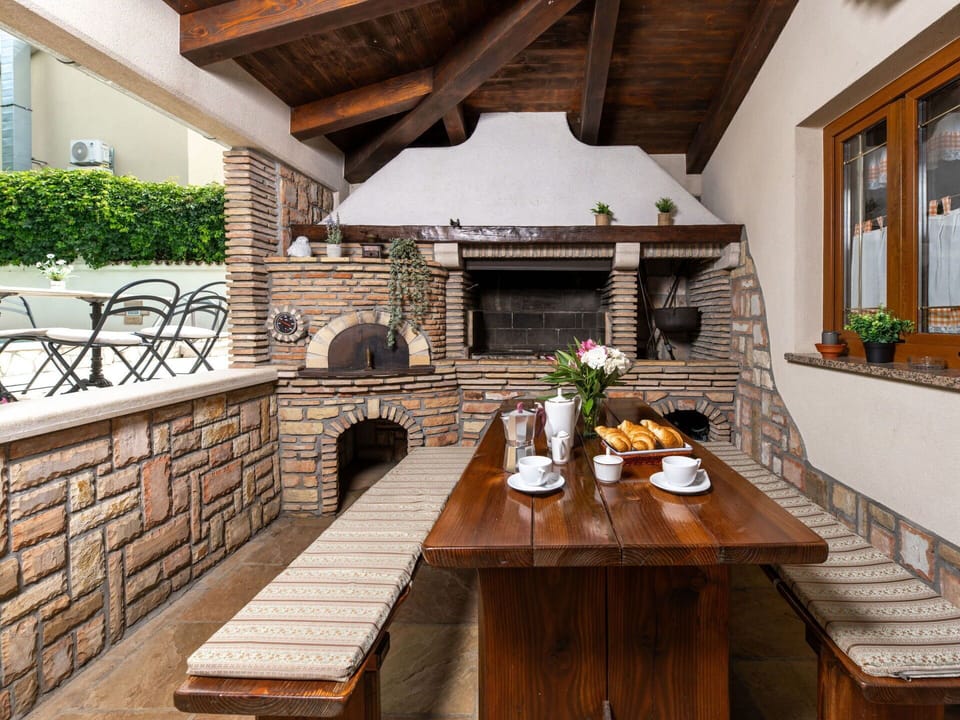 Table, Plant, Furniture, Property, Building, Flowerpot, Window, Wood, Chair, Houseplant