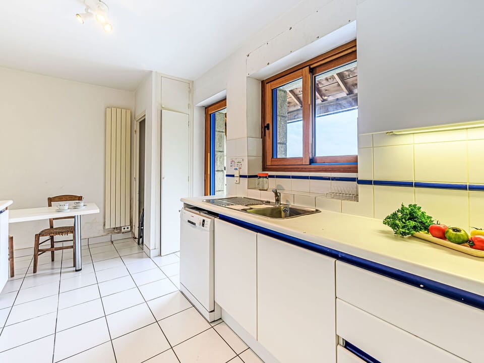 Countertop, Tap, Cabinetry, Sink, Furniture, Property, Plumbing Fixture, Kitchen Sink, Kitchen, Interior Design