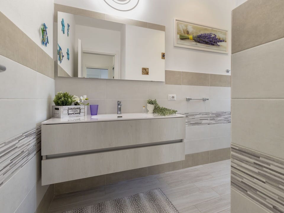 Tap, Cabinetry, Property, Countertop, Sink, Interior Design, Plumbing Fixture, Building, Flooring, Wood