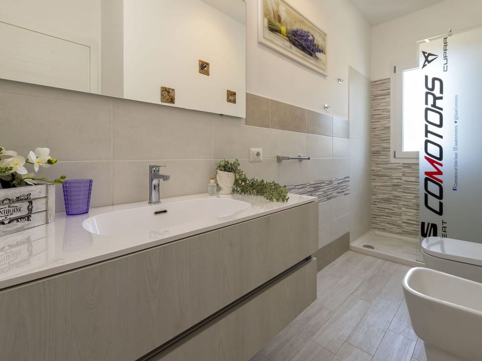 Tap, Cabinetry, Plumbing Fixture, Plant, Sink, Countertop, Interior Design, Architecture, Bathtub, Bathroom
