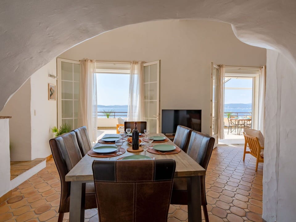Table, Furniture, Property, Chair, Window, Building, Wood, Interior Design, Living Room, Floor