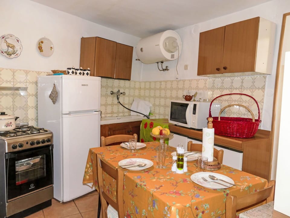 Cabinetry, Property, Furniture, Countertop, Kitchen Appliance, Table, Building, Kitchen Stove, Gas Stove, Kitchen