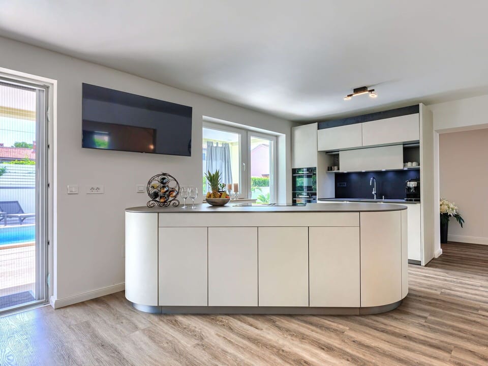 Cabinetry, Property, Houseplant, Countertop, Wood, Building, Interior Design, House, Flooring, Floor