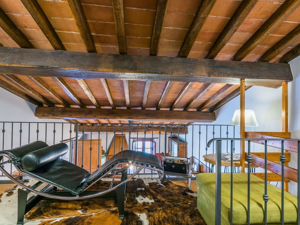 Light, Wood, Building, Beam, Shade, Leisure, Tree, Roof, Window, House