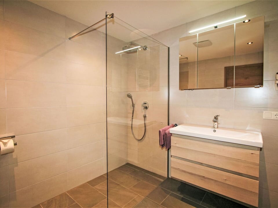 Shower Head, Plumbing Fixture, Shower Bar, Shower Door, Bathroom, Shower, Building, Tap, Shower Panel