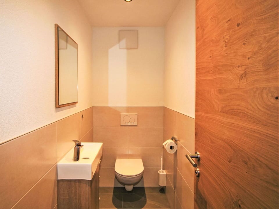 Property, Sink, Bathroom Sink, Wood, Tap, Building, Interior Design, Plumbing Fixture, Flooring, Floor