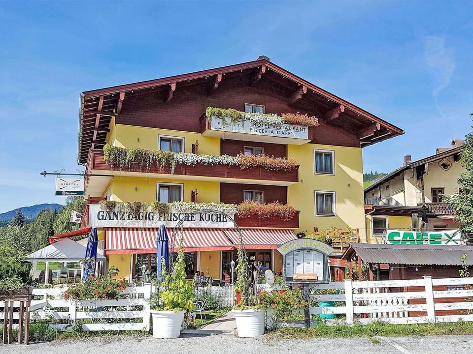 Plant, Sky, Building, Window, Urban Design, Tree, Residential Area, Leisure, Facade, Real Estate