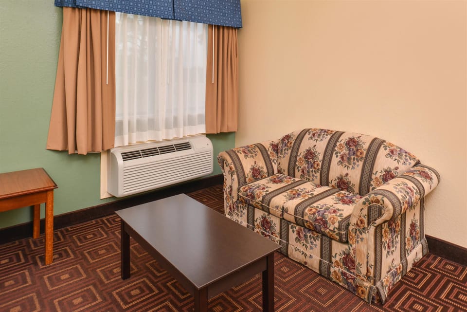 Room, 2 Queen Beds | Room amenity