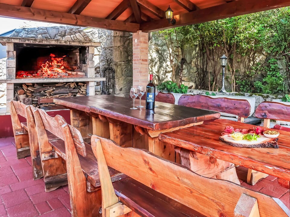 Furniture, Property, Table, Building, Bottle, Wood, Plant, Tableware, Interior Design, Tree