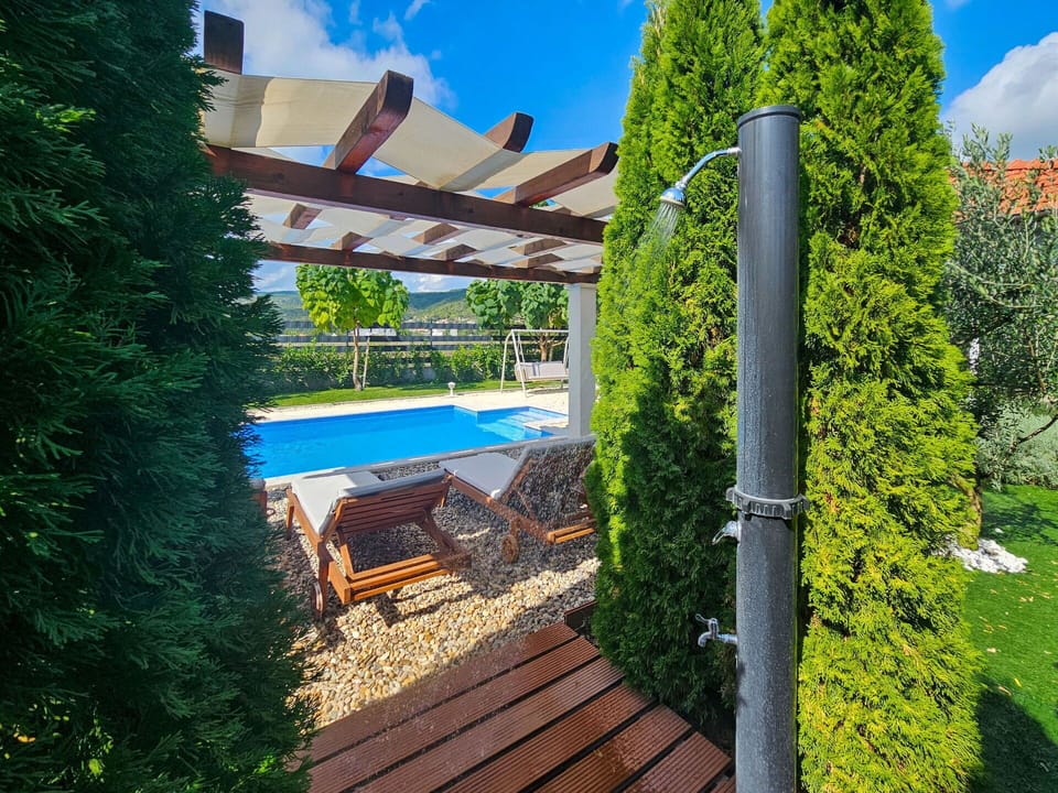 Shrub, Garden, Leisure, Landscaping, Swimming Pool, Shade, Lawn, Eco Hotel, Yard, Backyard