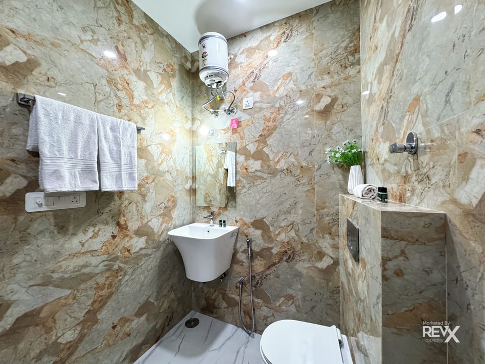Deluxe Apartment | Bathroom | Shower, free toiletries, bidet, towels