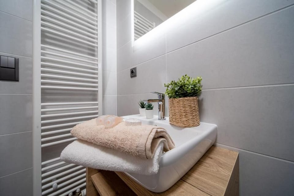 Suite | Bathroom | Shower, designer toiletries, hair dryer, slippers