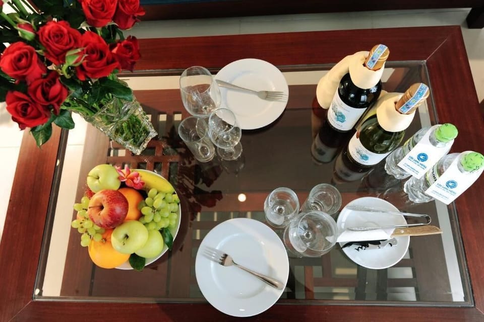 Luxury Suite, City View | In-room dining
