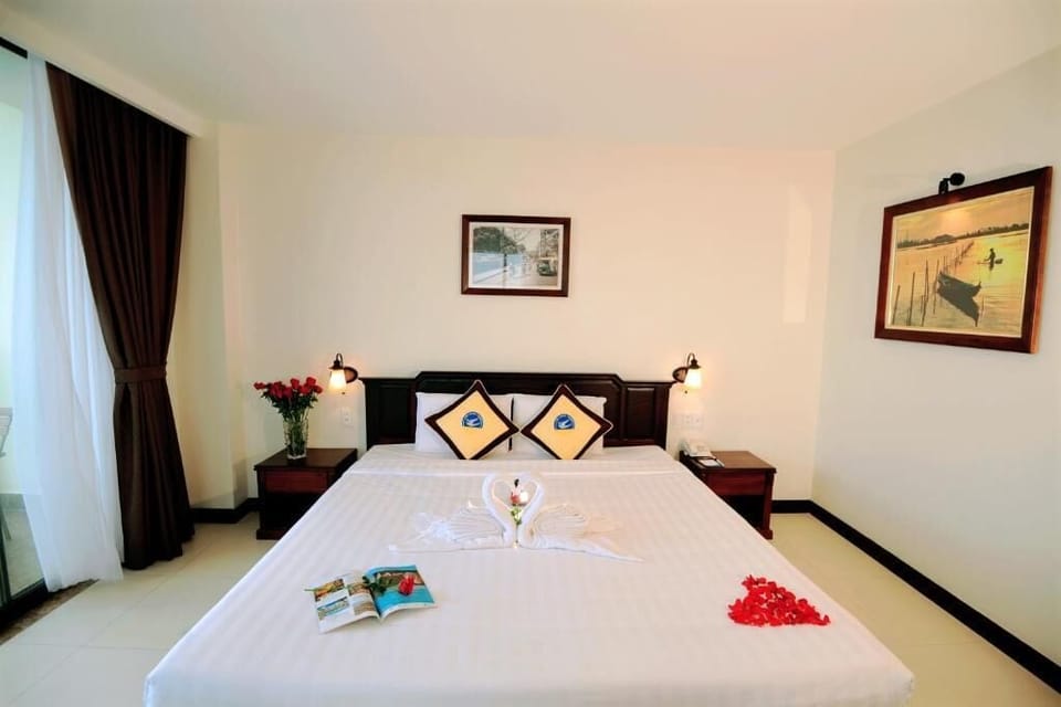 Luxury Suite, City View | Desk, free WiFi