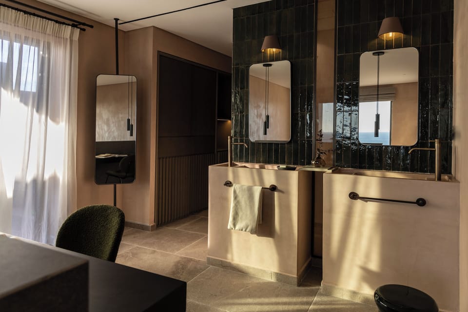 Superior Suite | Bathroom | Shower, rainfall showerhead, free toiletries, hair dryer