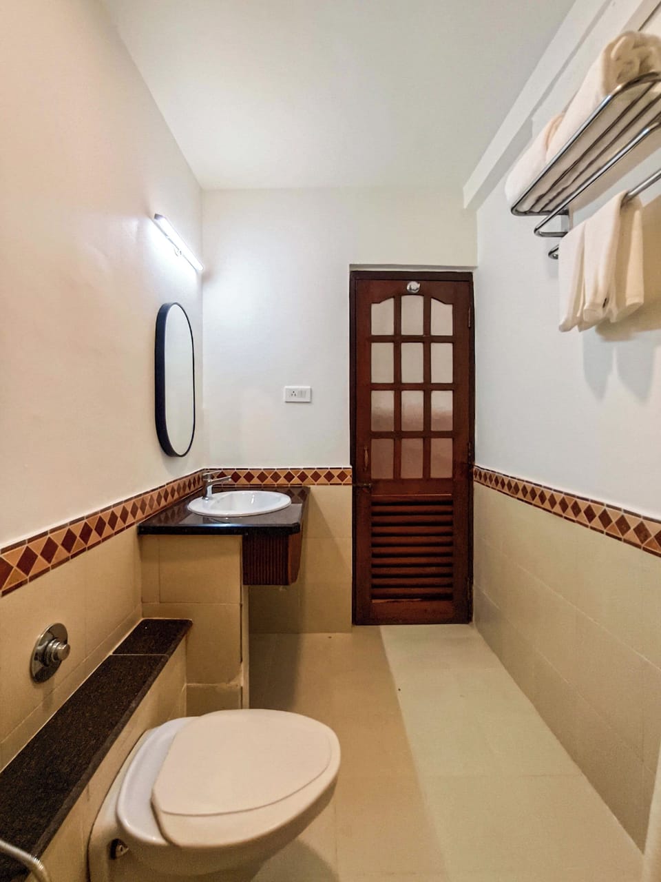 Deluxe Queen Pool View | Bathroom | Shower, bathrobes, slippers, bidet