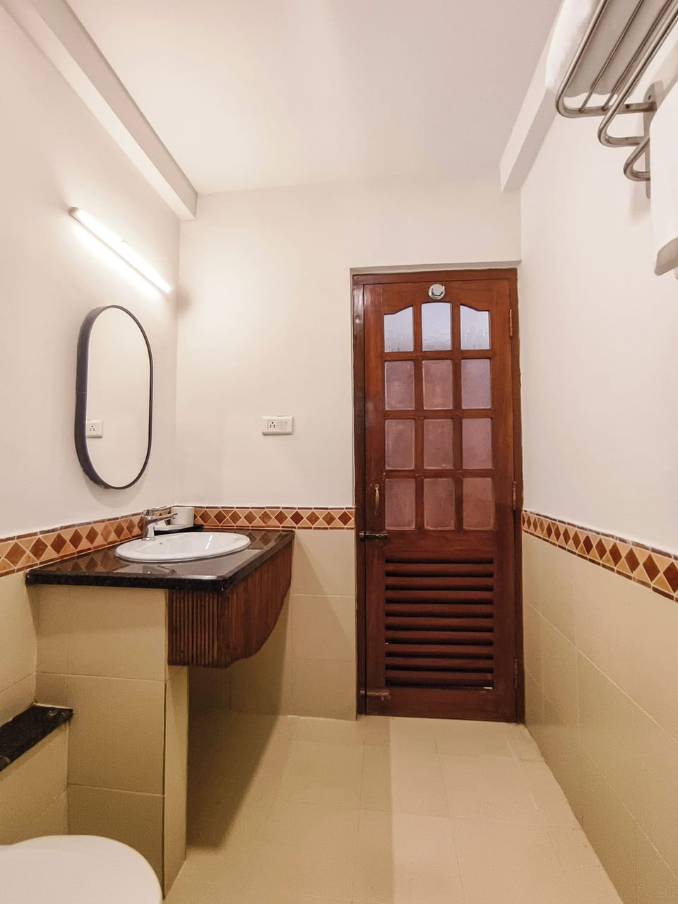 Deluxe Twin | Bathroom | Shower, bathrobes, slippers, bidet