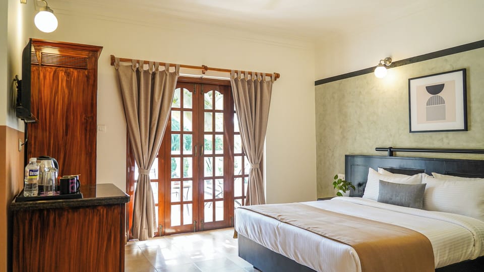 Deluxe Queen Pool View | Desk, free WiFi