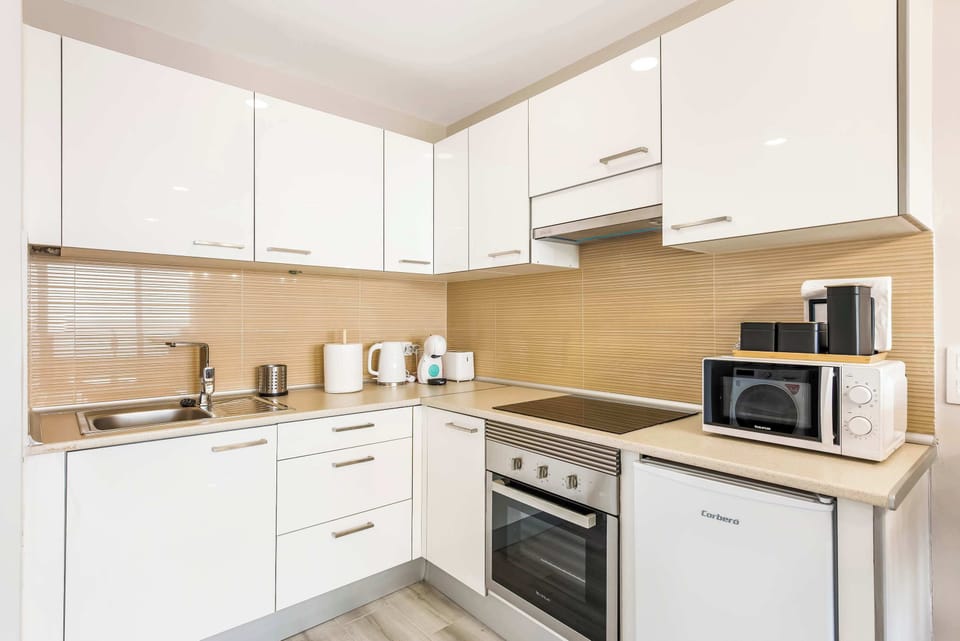 Fully Equipped Kitchen with Stovetop, Oven, Coffee Maker, Microwave & Fridge