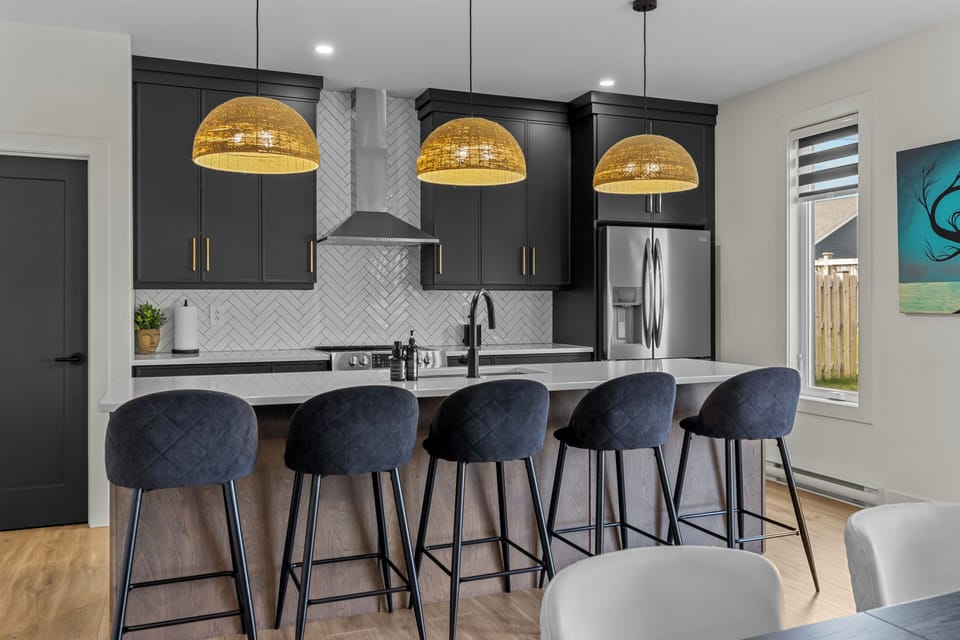 Gather around! Spacious kitchen island with seating for 5—perfect for meals, chats, and creating memories. 