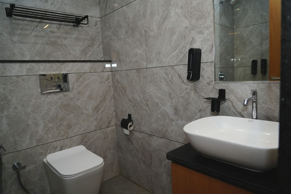 Shower, rainfall showerhead, free toiletries, soap