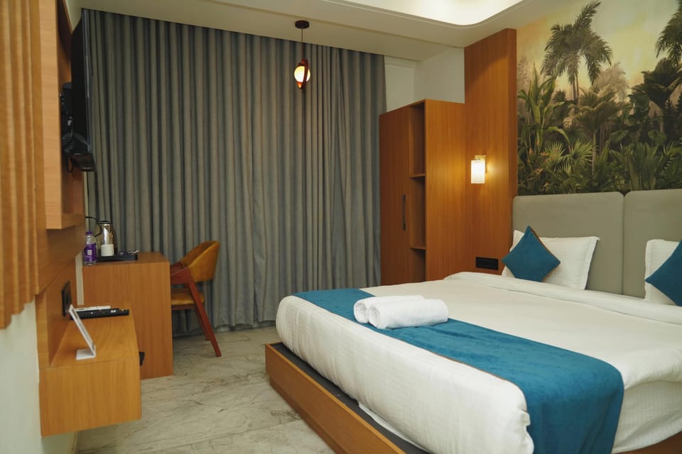 Deluxe Double Room | Desk, bed sheets