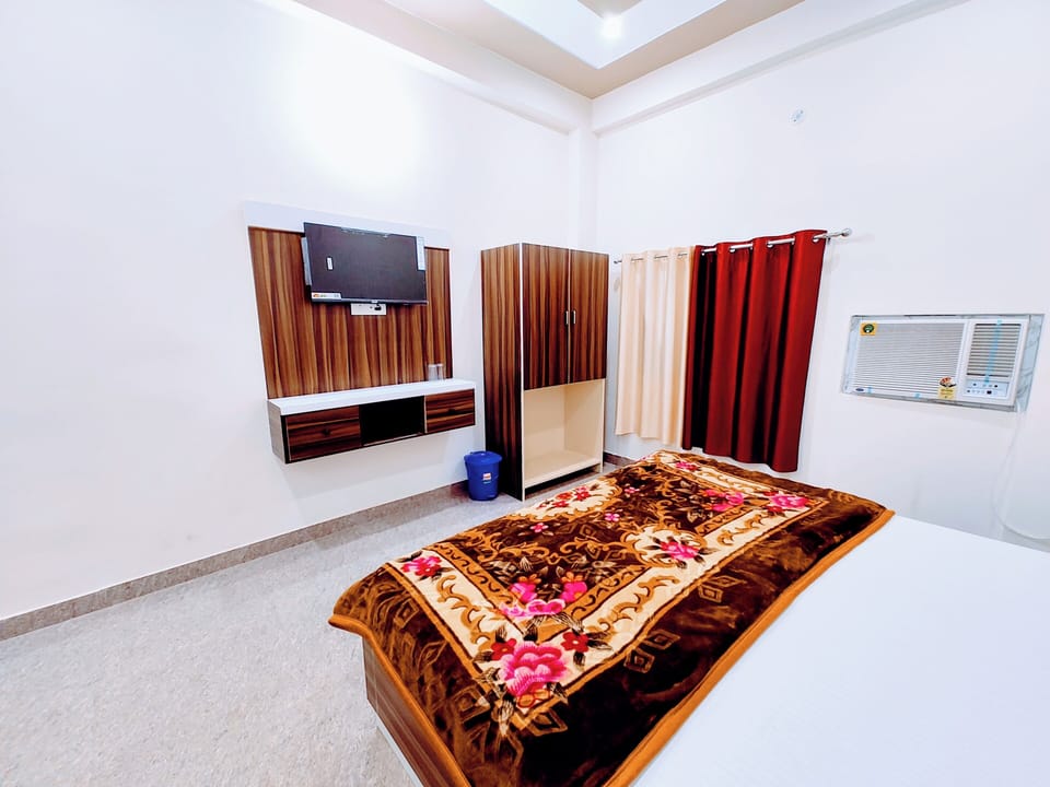 Deluxe Double Room | Desk, laptop workspace, soundproofing, iron/ironing board