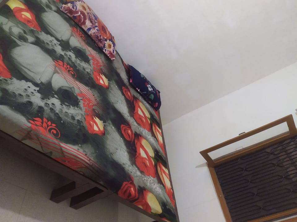 Economy Room | Laptop workspace, free WiFi