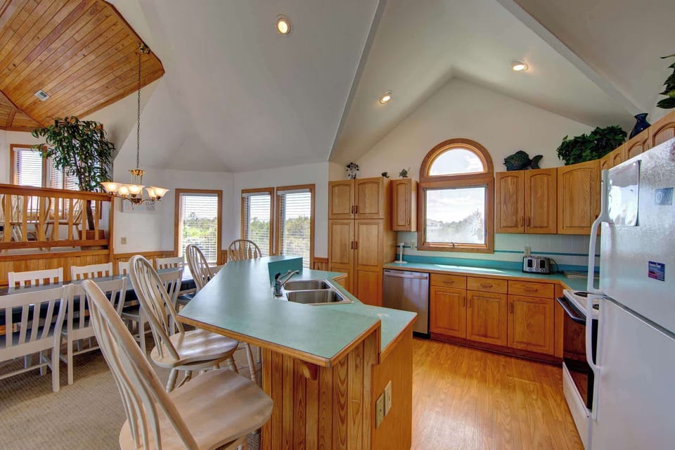 Well-stocked kitchen with breakfast bar seating for 4, microwave, dishwasher, oven, toaster, coffee drip, kettle and much more