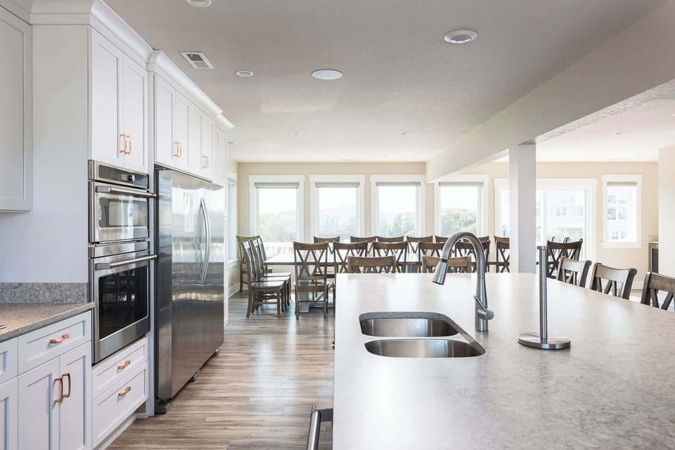 Chef's Kitchen w/Island Seating