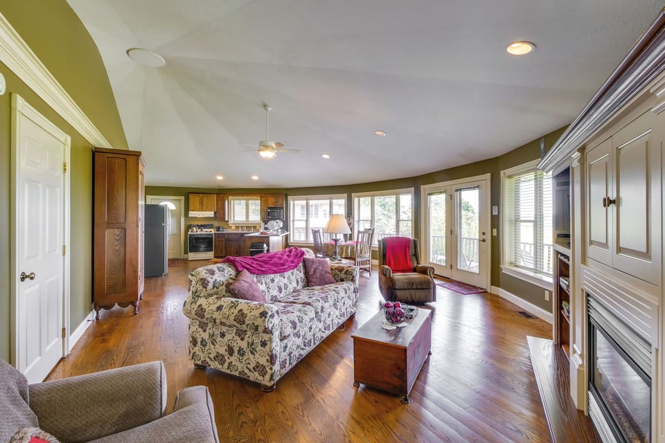 Living Area | Kitchen | Free WiFi | Single-Story Unit
