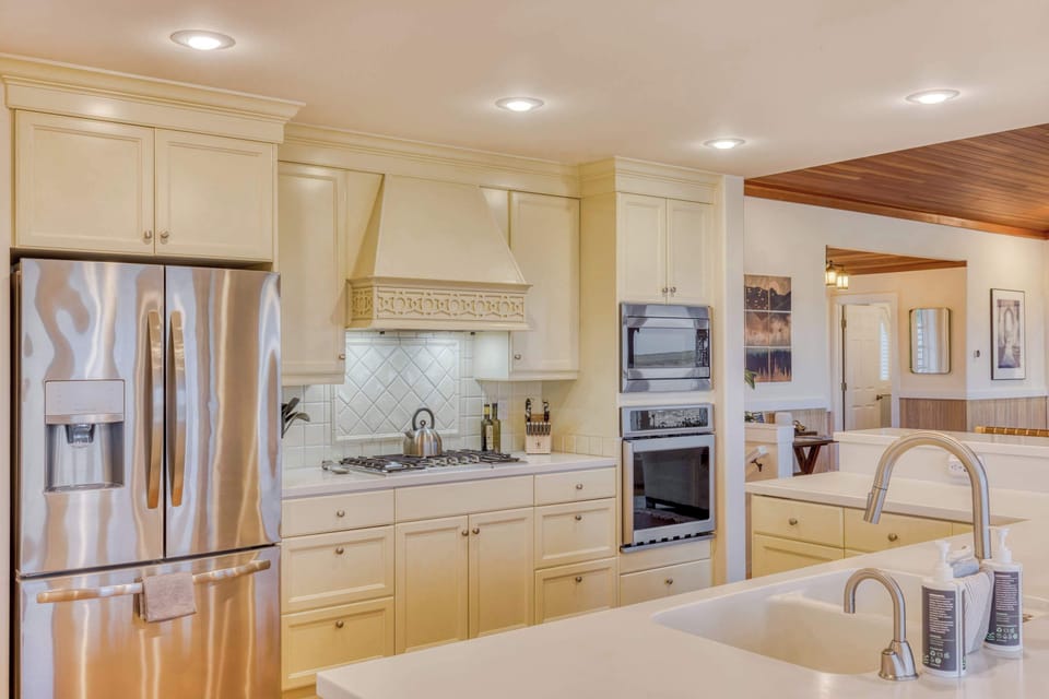 Well-stocked kitchen with everything you need to prepare delicious meals during your stay. Perfect for cooking and enjoying time together.