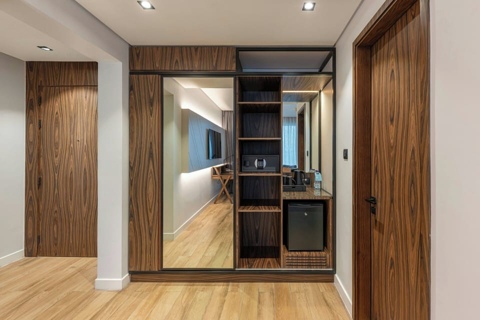 Executive Room, 1 King Bed, City View (Balcony) | In-room safe, desk, laptop workspace, soundproofing