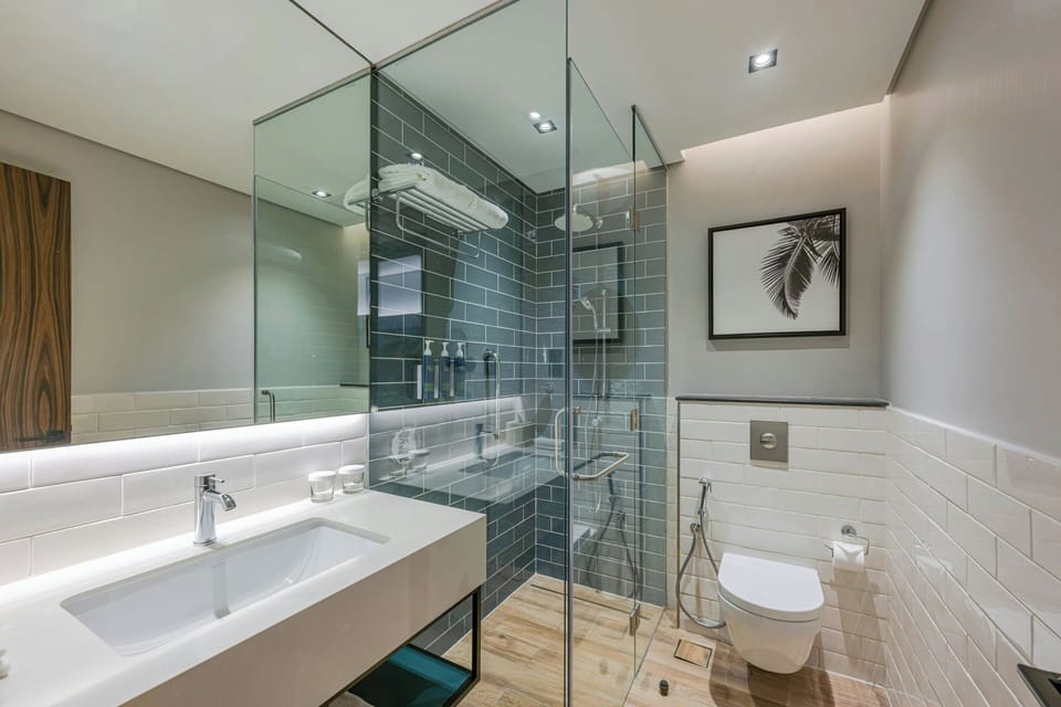 Executive Room, 1 King Bed, City View (Balcony) | In-room safe, desk, laptop workspace, soundproofing