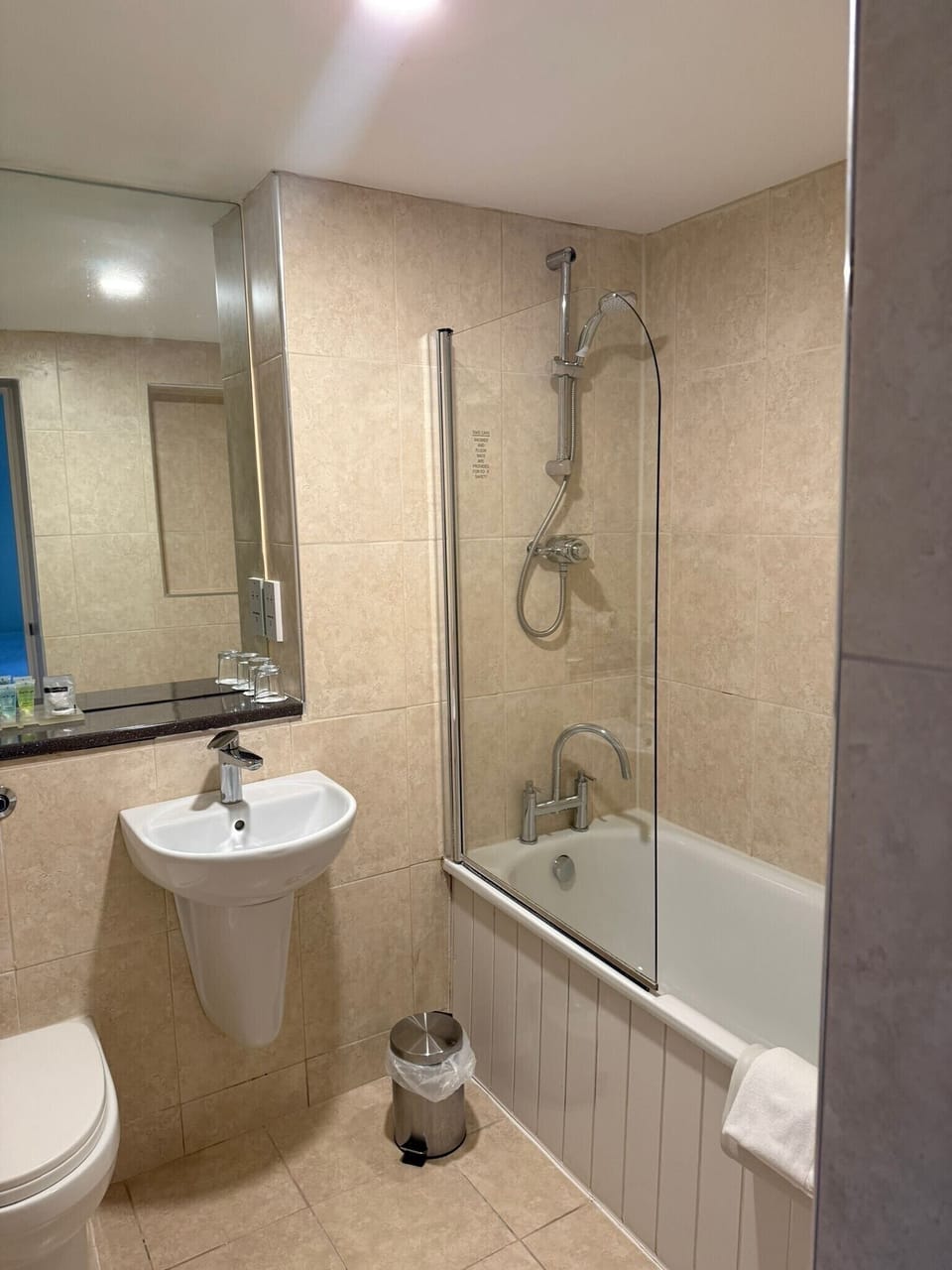 Standard Twin Room | Bathroom | Combined shower/tub, free toiletries, hair dryer, bidet