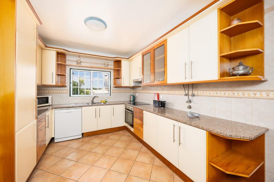Equipped kitchen with dining area
