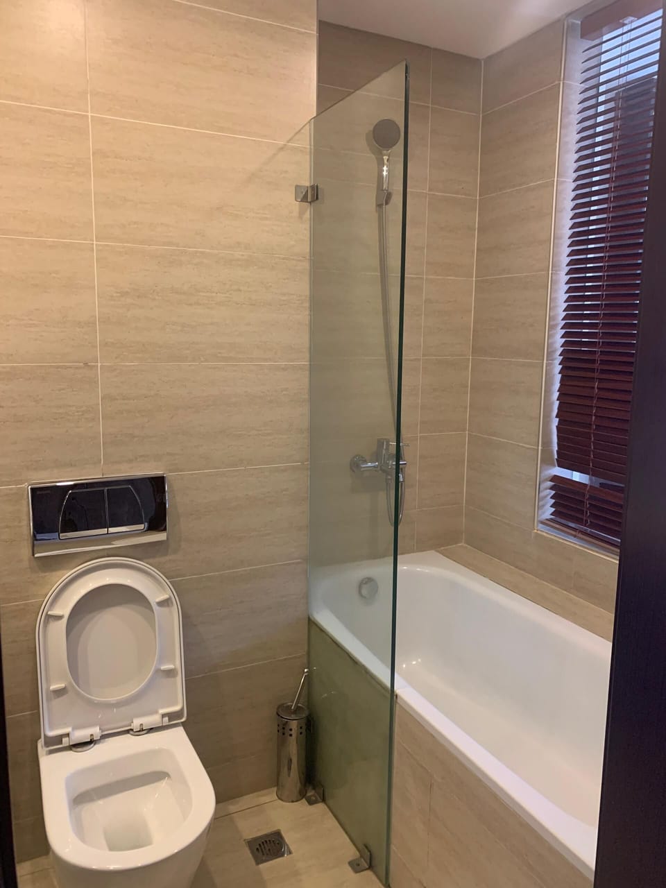 Combined shower/tub, free toiletries, bathrobes, towels
