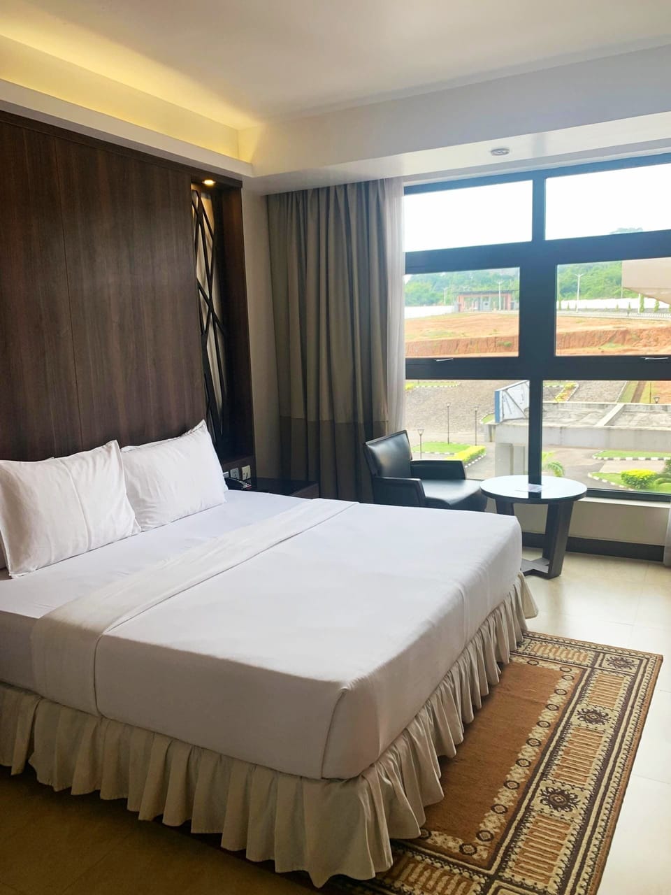 Deluxe Suite, Lake View | In-room safe, desk, blackout drapes, soundproofing