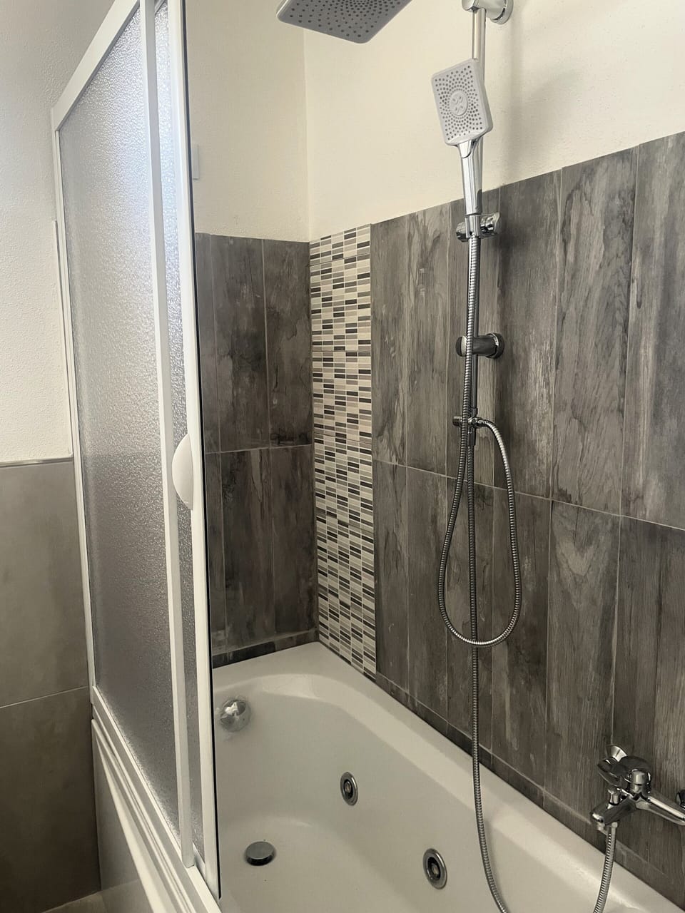 Deluxe Condo, 2 Bedrooms | Bathroom | Hair dryer, towels, shampoo, toilet paper