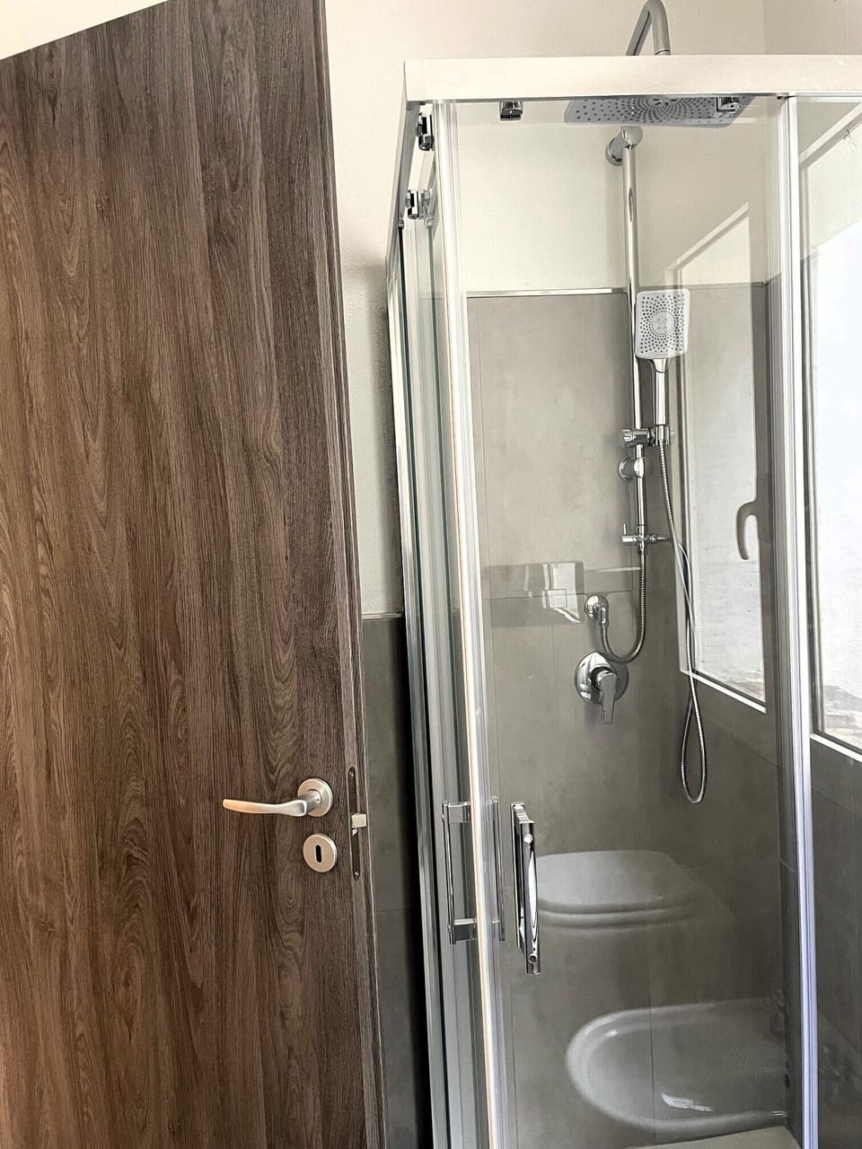 Deluxe Condo, 2 Bedrooms | Bathroom | Hair dryer, towels, shampoo, toilet paper