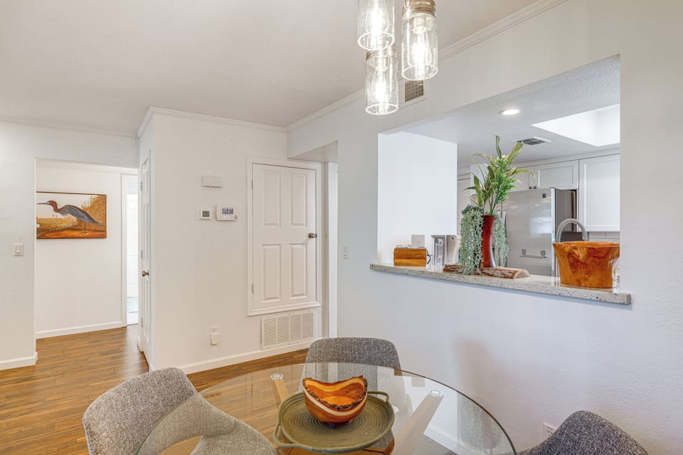 Dining Area | Dishware & Flatware Provided