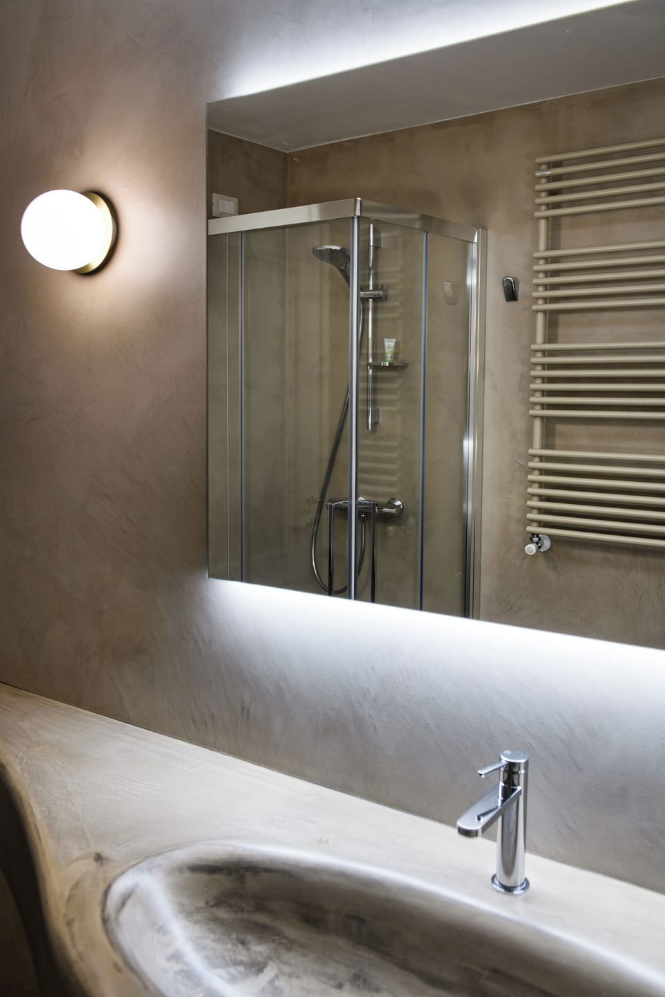 Camera Liberty + Ariet | Bathroom | Shower, eco-friendly toiletries, hair dryer, slippers