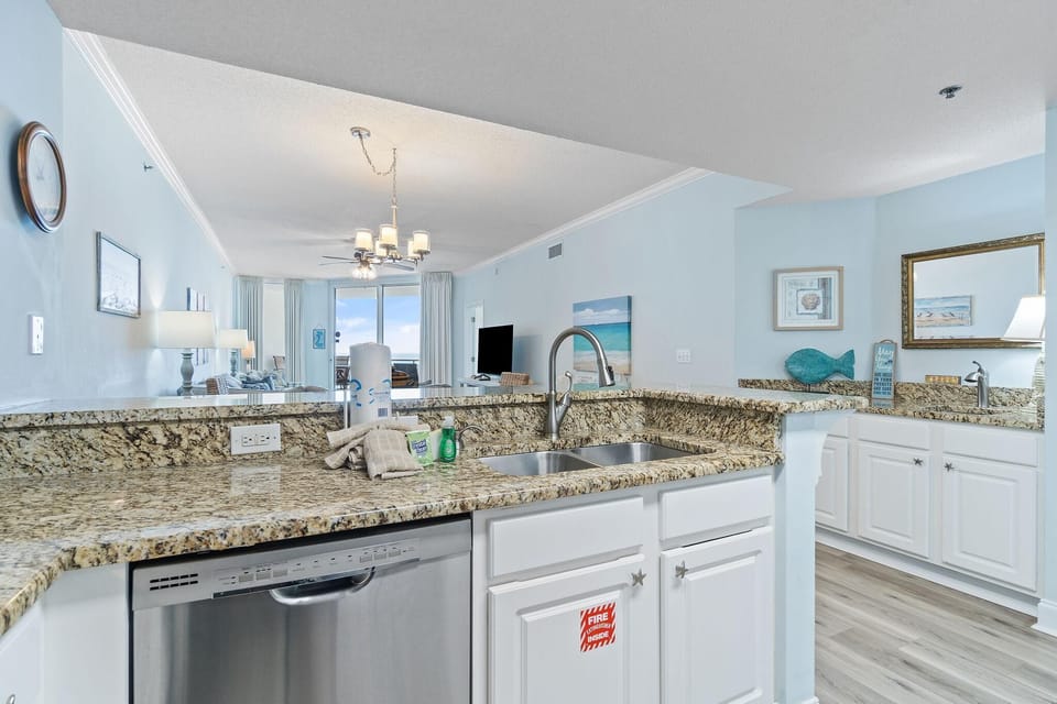 Condo, Multiple Beds (Palacio 405) | Private kitchen | Oven, toaster, paper towels