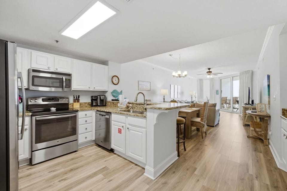 Condo, Multiple Beds (Palacio 405) | Private kitchen | Oven, toaster, paper towels