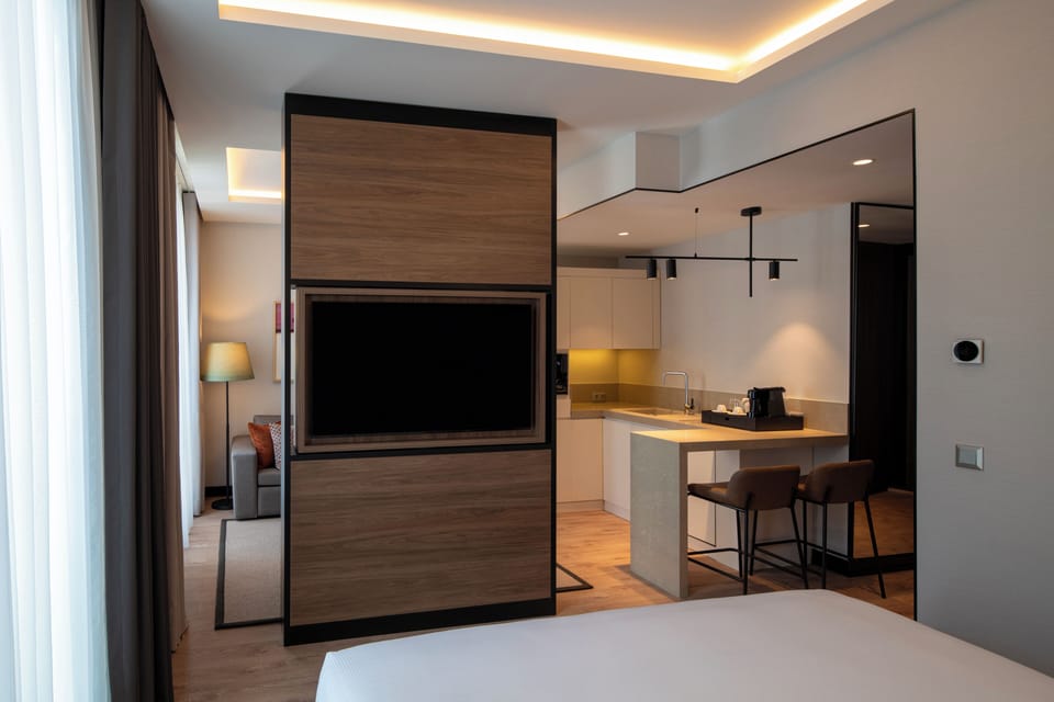 King Deluxe Room with Balcony | Private kitchen | Microwave, espresso maker, electric kettle